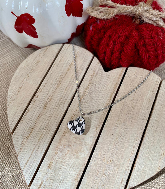 Dogtooth heart necklace